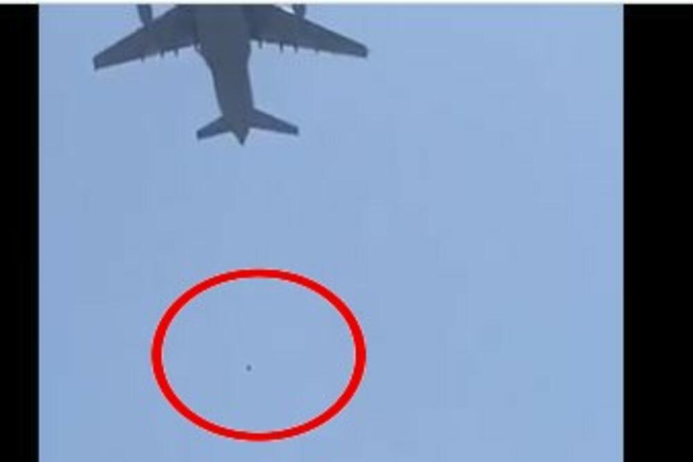 JEZIVE SCENE IZ KABULA, LJUDI SE DRŽE ZA TOČKOVE AMERIČKOG AVIONA KOJI POLEĆE! Najmanje 3 osobe poginule! (VIDEO)