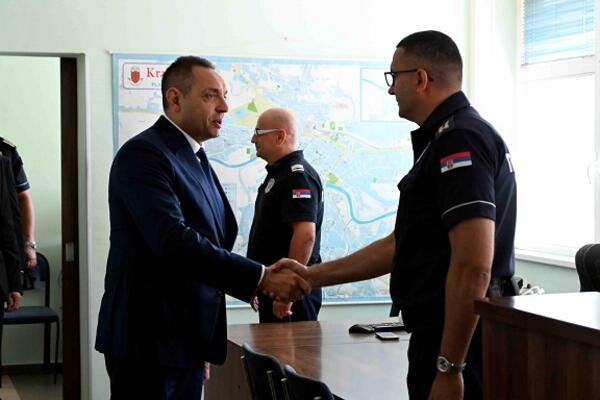 Ministar Vulin obišao PU Kraljevo: Ne smemo dozvoliti da više ikada bilo koja organizovana kriminalna grupa ojača