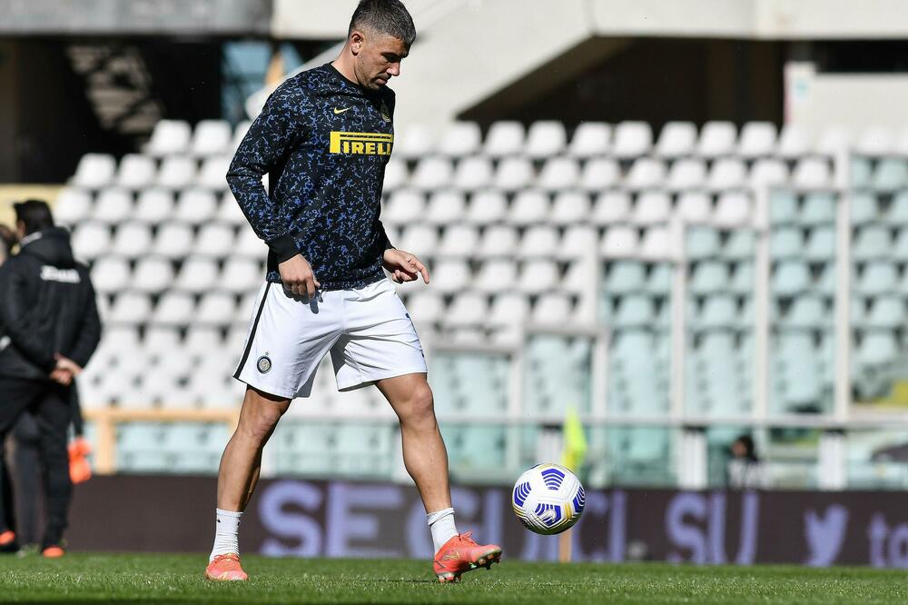NE ODLAZI NIKUDA: Iako je postojalo interesovanje klubova, Kolarov ostaje član Intera
