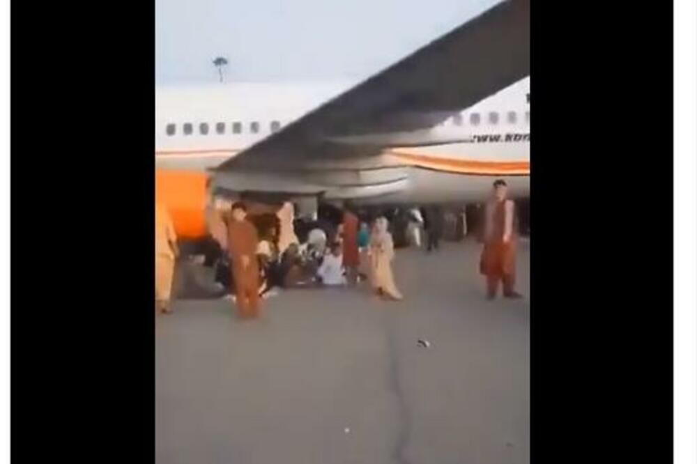 LUDILO SE NASTAVLJA! Ljudi ispadaju iz aviona, Avganistanci se penju i na krov LETELICA, TUGA (VIDEO)