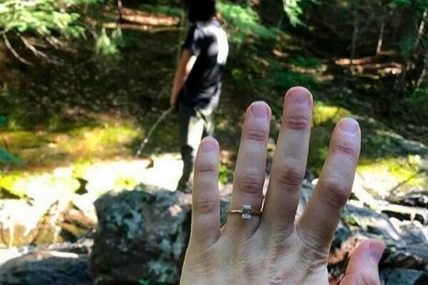 HTELA JE DA POKAŽE VERENIČKI PRSTEN, A IZBLAIMRALA SE ZA SVE PARE: Nije ni videla SRAMOTU KOJU PRAVI MUŠKARAC FOTO