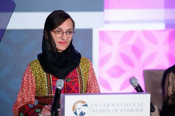 "MOJ GLAS IMA MOĆ KOJU NEMA ORUŽJE": Mlada avganistanska gradonačelnica pobegla od talibana skrivena u autu!