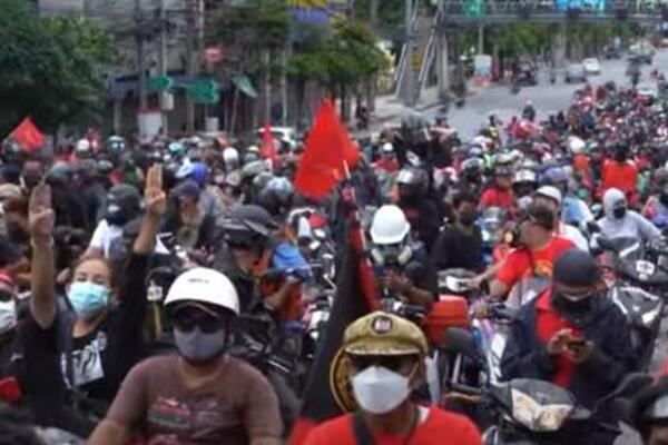 ODMERAVANJE SNAGA U BANGKOKU: Upotrebljeni vodeni topovi i suzavci, zahteva se ostavka premijera