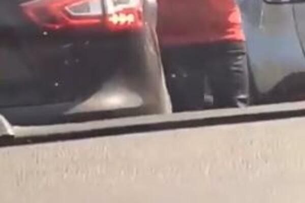 DA LI JE OVO NAJORIGINALNIJI APEL ZA POMOĆ? Kada vidite šta mladić drži PAŠĆETE OD SMEHA (VIDEO)