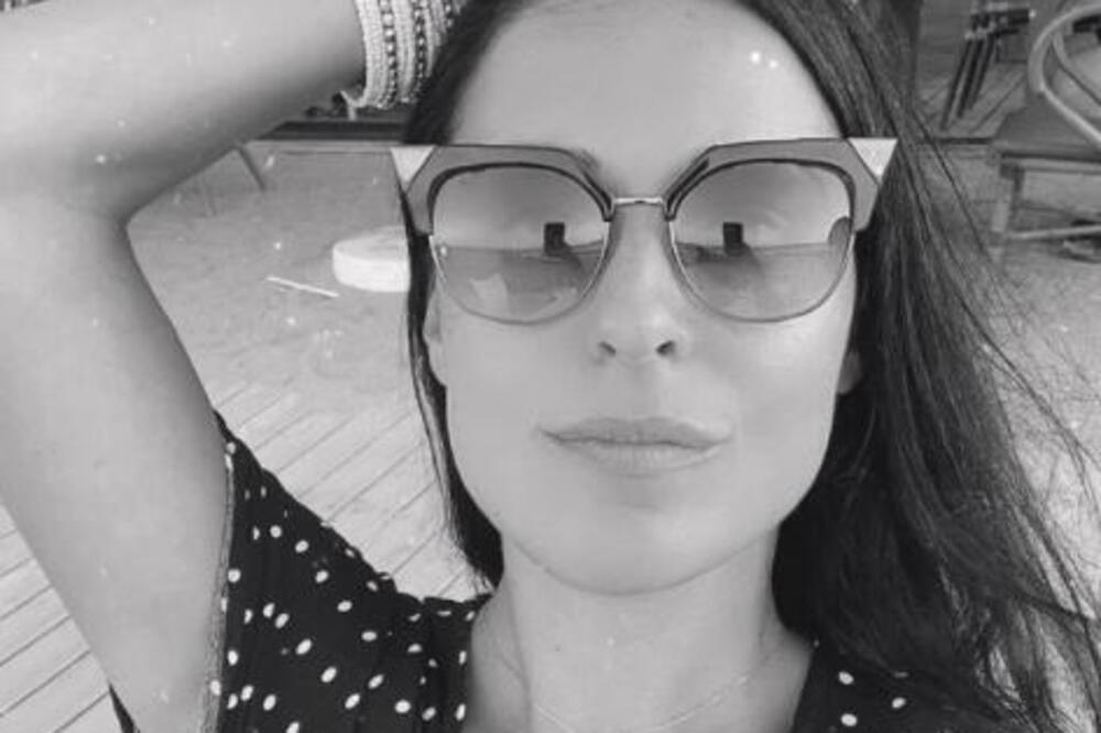 SVASTIKA NOVAKA ĐOKOVIĆA JE LJUBITELJ SKUPOG SPORTA!Avgustovske dane provodi na jednoj akademiji uživajući sa NJIMA