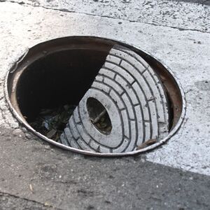 Prelazila ulicu, pa slomila kuk: Žena zapela o rupu u asfaltu, pa se unakazila, sada je čeka ODŠTETA od ovog grada