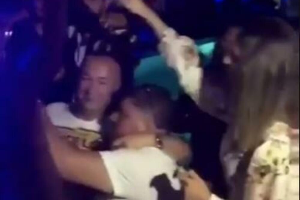 ĐANI NAPRAVIO LOM NOVIM SNIMKOM! nakon što je PIO IZ CIPELE sada LJULJA GOSTE U LJULJAŠCI POD ŠATROM!