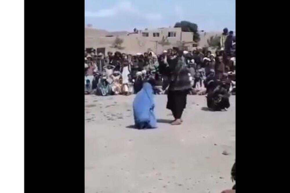STRAVIČAN SNIMAK ŽENE KOJU TALIBAN UBIJA OD BATINA: Narod skrštenih nogu sedi i GLEDA! (VIDEO)