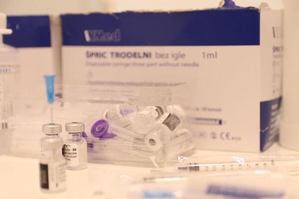 GRAĐANI U REPUBLICI SRPSKOJ NAJVIŠE TRAŽE SINOFARM : Za jedan dan isporučeno 3.527 VAKCINA!