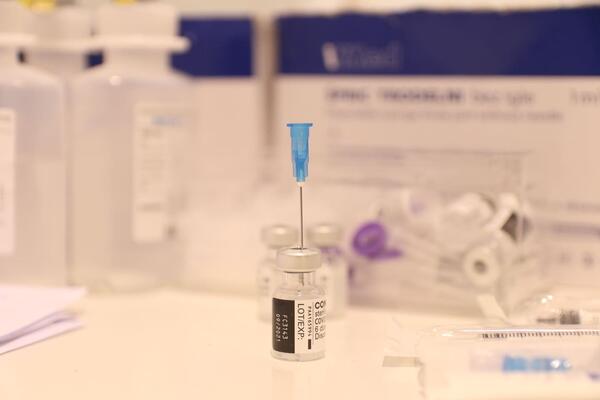 U KRAGUJEVCU SUTRA POČINJE IMUNIZACIJA TREĆOM DOZOM PROTIV KOVIDA: Građanima na raspolaganju četiri vakcine