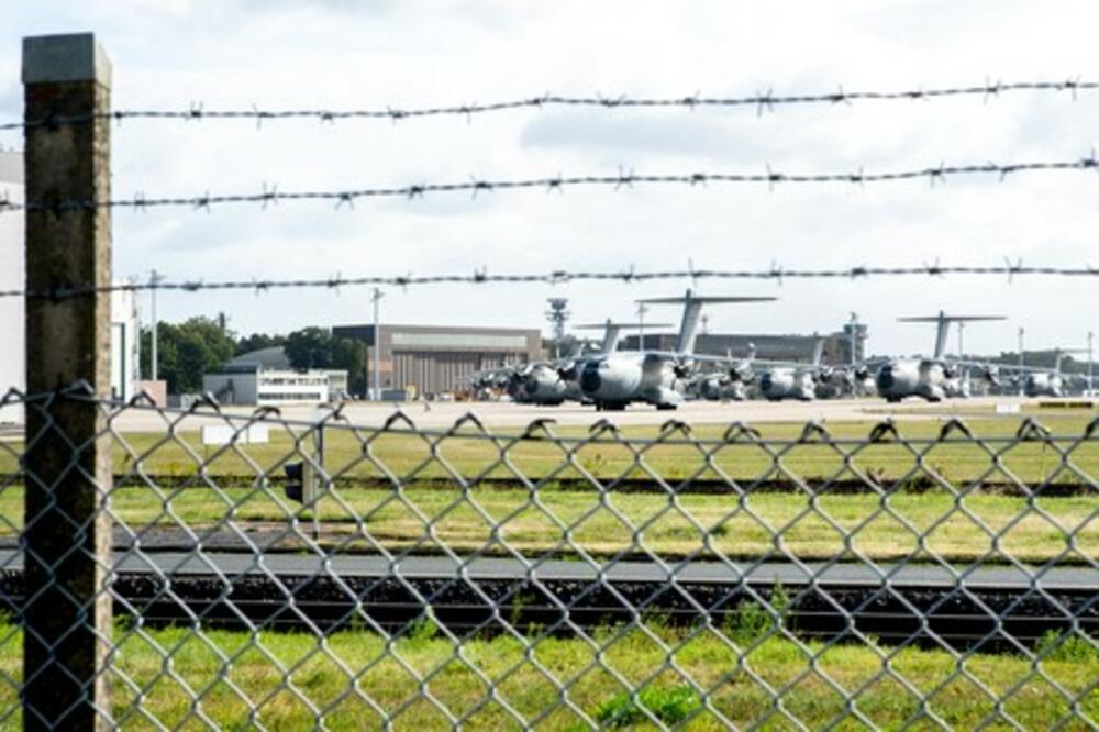 AMERIKA UNIŠTILA PASOŠE ODREĐENIH AVGANISTANACA DOK SU SE SPREMALI DA EVAKUIŠU ZGRADU: Sumnja se da je OVO RAZLOG!