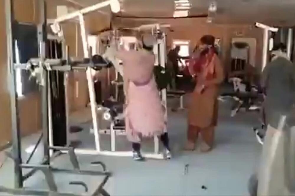HIT SNIMAK! Talibani su ušli u teretanu i počeli da vežbaju, BOLJE DA NISU (VIDEO)