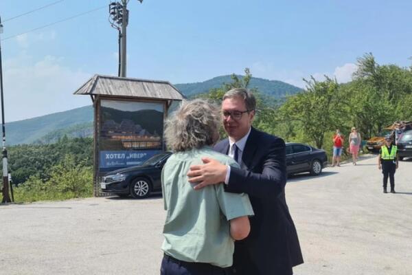 PREDSEDNIK VUČIĆ STIGAO U DRVENGRAD: Dočekao ga Emir Kusturica! (FOTO) (VIDEO)