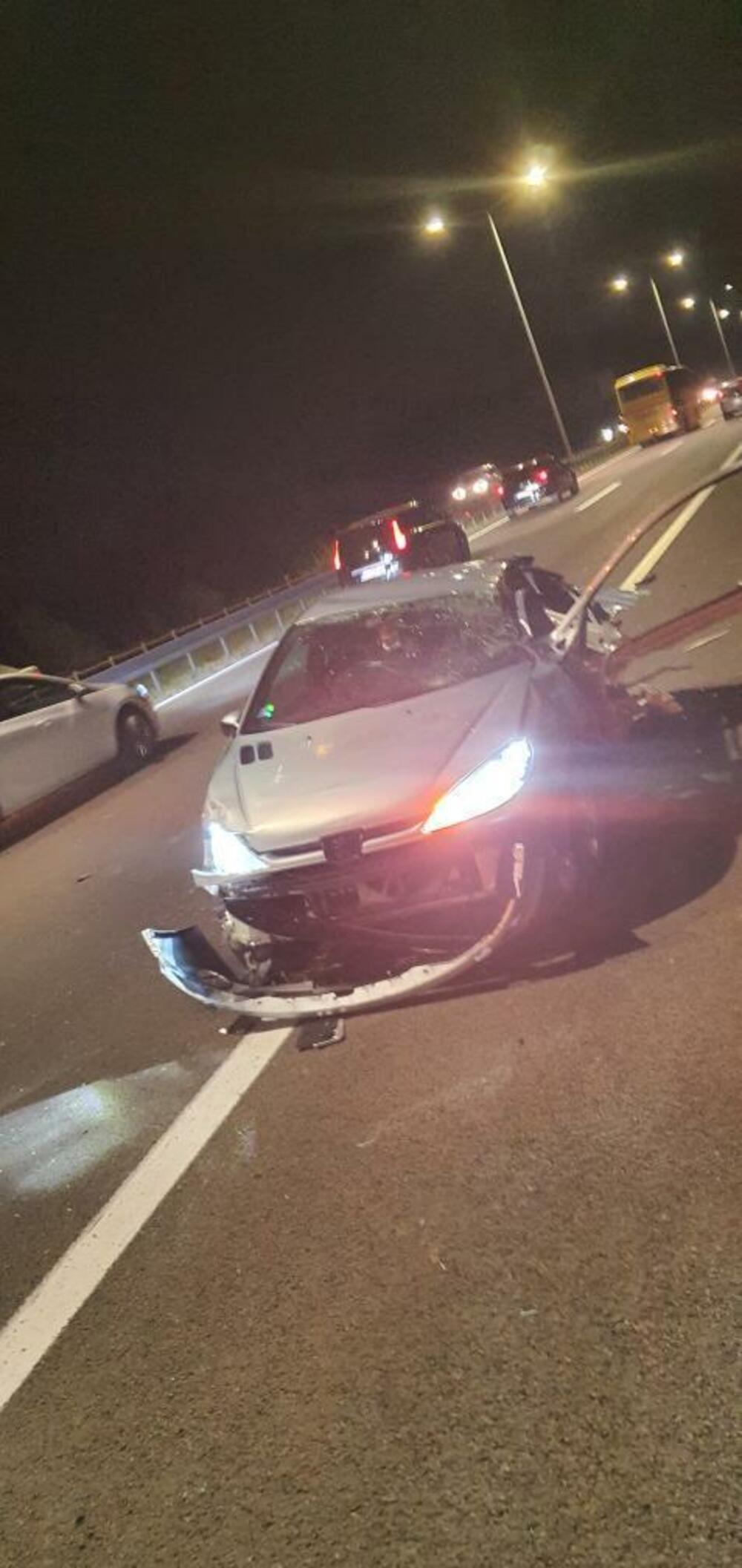 Ostavio je automobil u zaustavnoj traci, ubrzo je bio uništen