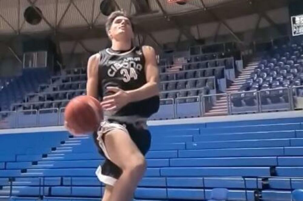 KOŠARKAŠI CIBONE U BOJAMA PARTIZANA, NAVIJAČI POLUDELI: "Nema kraja sramotama, naš klub je OTET!" (VIDEO)