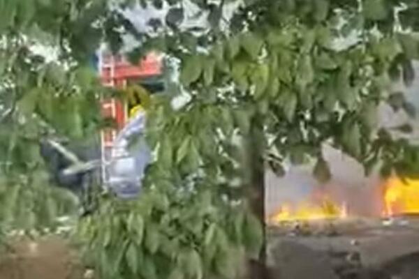 GOREO AUTOMOBIL U LESKOVCU: Vatra buknula U TOKU vožnje, vozač ekspresno reagovao