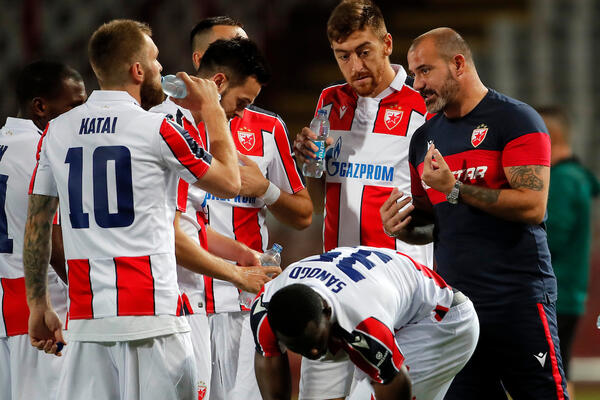 MOLITVA PRED VELIKI MEČ! Zvezdini fudbaleri posetili Kapelu Svete Petke na Kalemegdanu! (FOTO)