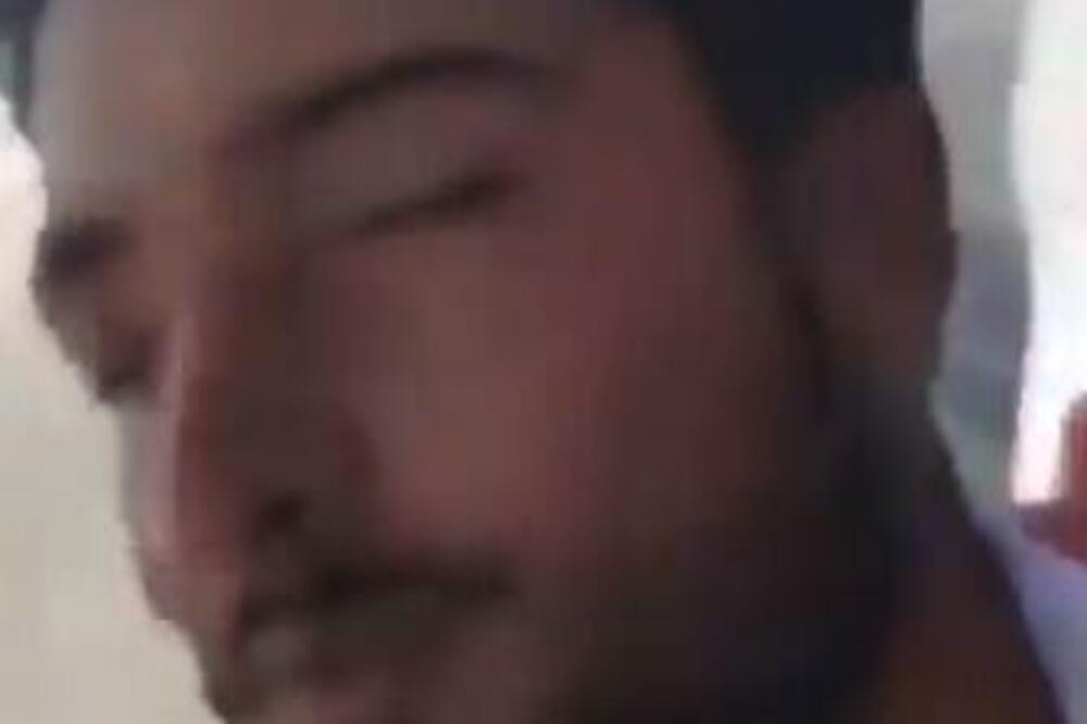 HOROR, UZNEMIRUJUĆE: Avganistanac HVATAO SELFI dok je VISIO SA AVIONA, STRAVIČAN PRIZOR (VIDEO)