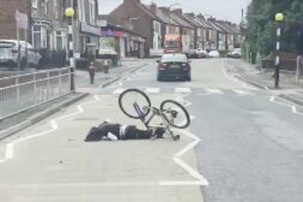 PIJANI BICIKLISTA DOŠAO NA VEOMA, VEOMA GLUPU IDEJU: Evo kako se to završilo, VEOMA LOŠE! (VIDEO)