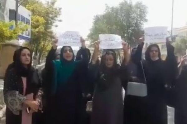 HRABRE AVGANISTANKE SE SKUPILE I PROTESTOVALE U CENTRU KABULA dok svuda po gradu vršljaju TALIBANI! (VIDEO)