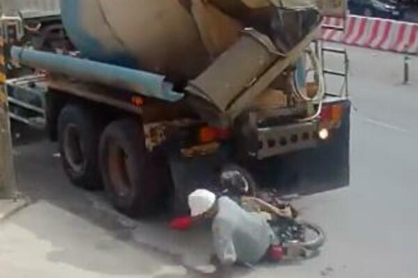 VOZIO JE KAMION UNAZAD I NIJE VIDEO MOTOCIKLISTU: Užasan snimak se deli društvenim mrežama! (VIDEO)