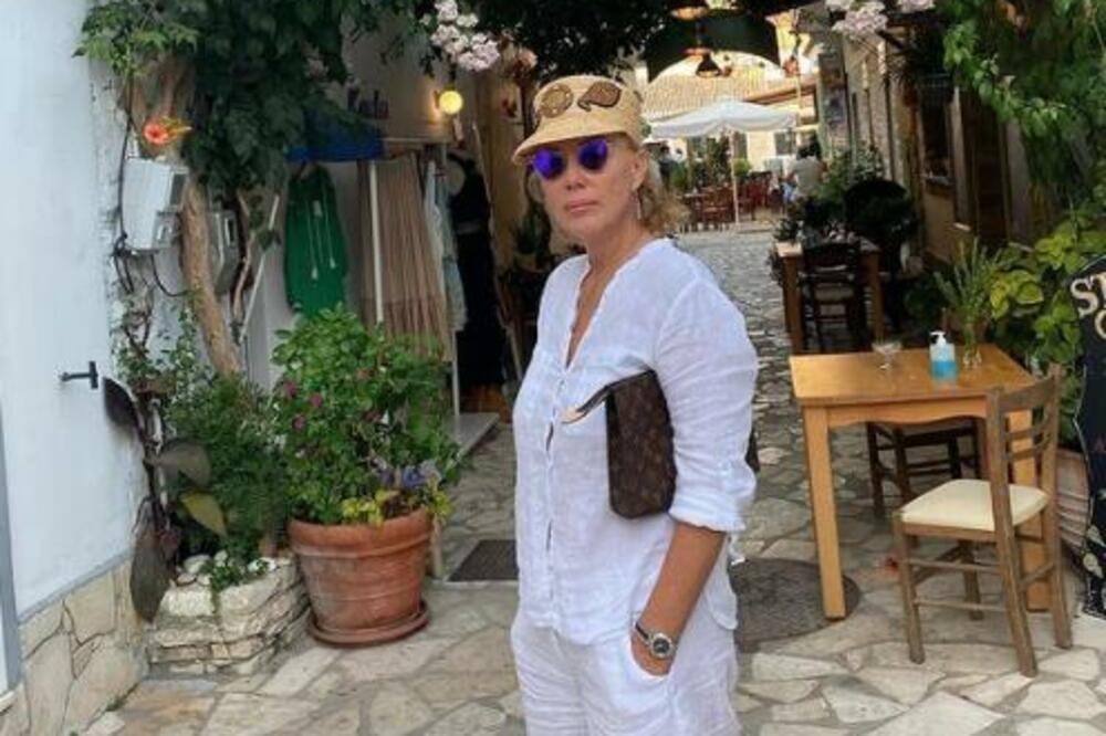 BRENA ODMARA ZA SVE PARE! POSLE KRSTARENJA PO CRNOJ GORI OTIŠLA NA KRF: Evo ko joj pravi društvo!