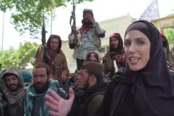 NOVINARKA O KOJOJ JE PRE DVA DANA PRIČAO CEO SVET UŠLA MEĐU GRUPU TALIBANA! Pogledajte šta se zatim desilo (VIDEO)