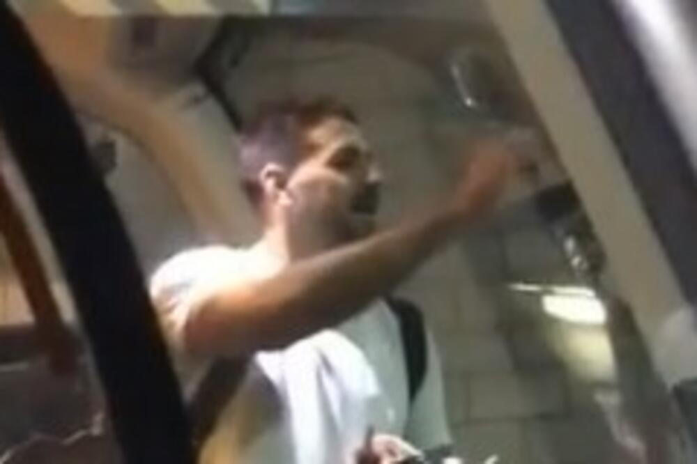 ALEKSANDRA MITROVIĆA ŽESTOKO VREĐALI I PSOVALI MU MAJKU: Morao je da REAGUJE, isplivao SNIMAK! (VIDEO)