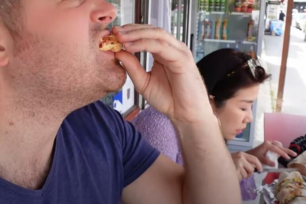 AMERIKANCI SU PROBALI BRZU HRANU U BEOGRADU: Malo je reći da su bili IZNENAĐENI (VIDEO)