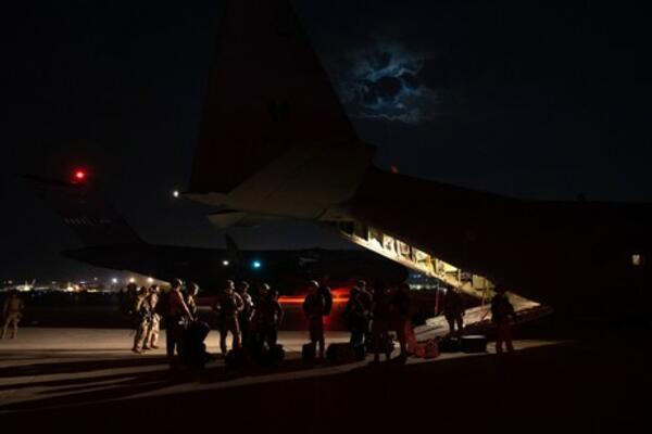 BRITANSKI AMBASADOR: Traži od svog tima da ubrzaju evakuaciju u Kabulu! "IMA DANE, NE NEDELJE"