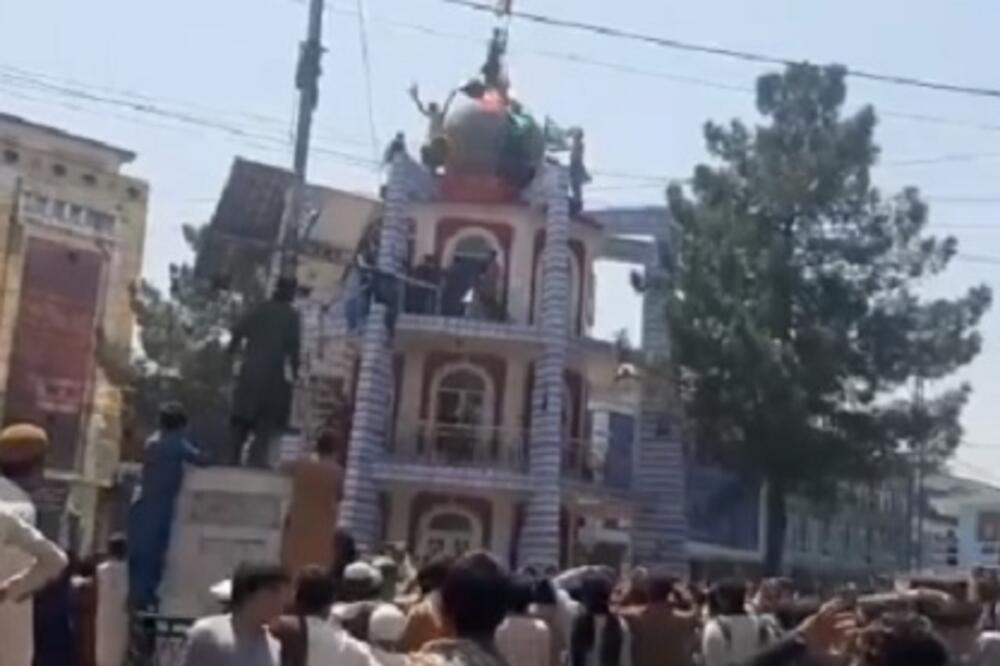 PONOVO HAOS U KABULU: Talibani nasrnuli na demonstrante koji su protestovali! (VIDEO)