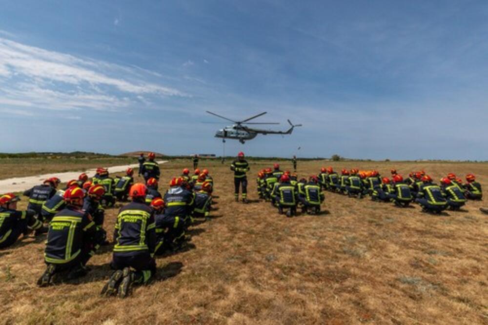 HRVATSKI VATROGASCI DOŽIVELI STRAVIČNO PONIŽENJE U LIJEPOJ SOPSTVENOJ: Gasili su požare, pa svratili na picu, UŽAS!