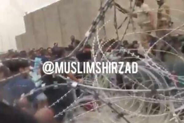 AVGANISTANSKI CIVILI POD PALJBOM IZA BODLJIKAVA ŽICE: Hoće da priđu aerodromu, Talibani im ne daju! (VIDEO)