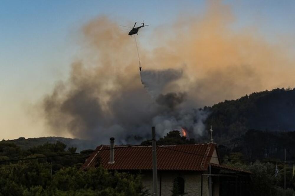 PONOVO PAKAO U GRČKOJ! Naređena EVAKUACIJA STANOVNIŠTA, na udaru džinovskog požara je OKOLINA ATINE! (VIDEO)
