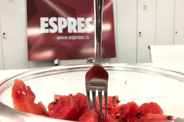 EVO KAKO DA ISEČETE LUBENICU ZA 20 SEKUNDI: Uz ovaj TRIK vam neće biti mrsko da je kupite i vučete!