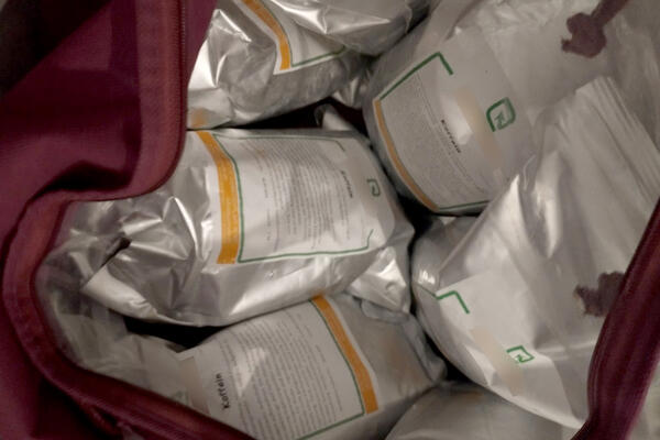 PRELAZ GRADINA: Zaplenjeno 53 kg droge u podu autobusa