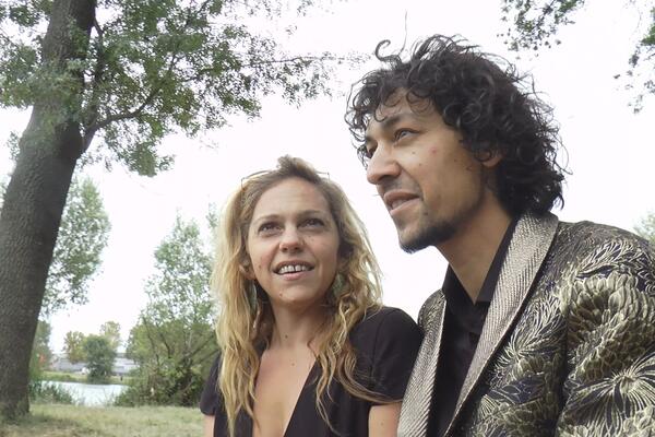 SIROMAŠNI ROM IZ GRABOVICE I ČISTOKRVNA ENGLESKINJA SE ZALJUBILI NA PRVI POGLED: Sada stvaraju magiju širom sveta