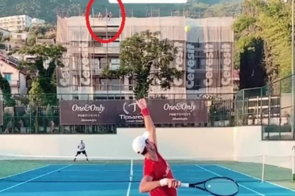 KAKVI BOGOVI, HIT! Tipsarević usnimio Novaka, svi gledaju u CRNOGORCE koji su slučajno UPALI U KADAR! (FOTO)