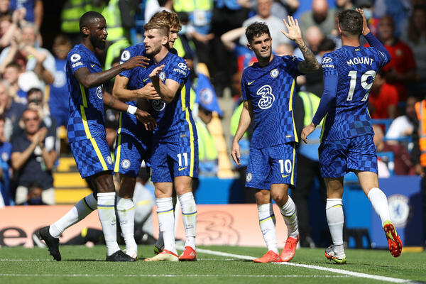 SKANDAL U LONDONU: Fudbaler Čelsija doživeo neprijatnost na otvorenom treningu (VIDEO)