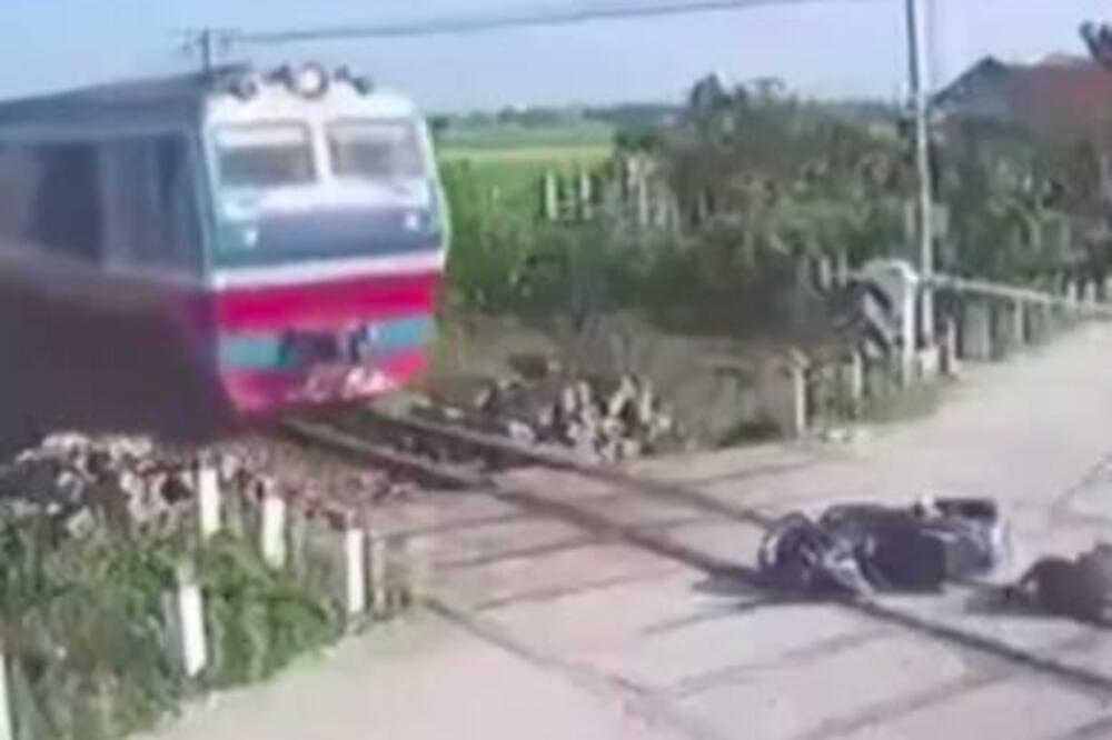 KO IMA SLABE ŽIVCE, NEKA NIKAKO NE GLEDA OVAJ SNIMAK: Od jezive smrti ga je delila JEDNA SEKUNDA! (VIDEO)