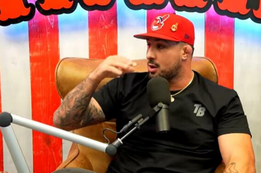 SPASIO TROJE DECE IZ SMRSKANOG AUTOMOBILA: Bivši MMA borac junak nacije, ali je skroman! (VIDEO)