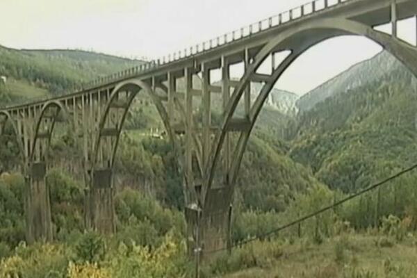 ISPOVEST PORODICE DEČAKA KOJI SE BACIO SA MOSTA NA TARI: Rekao je da ide po sok i nije se VRATIO!