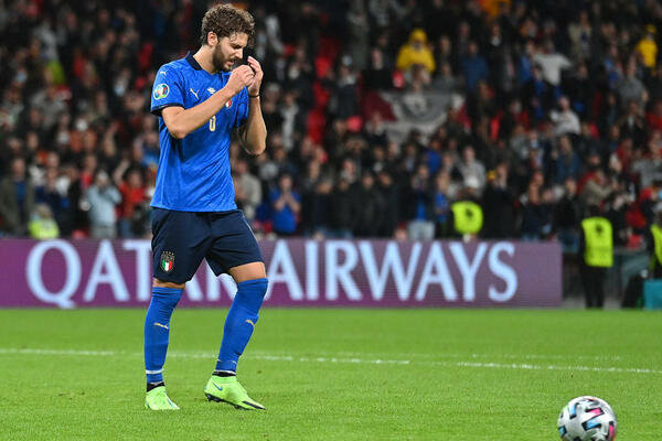 LAŽEŠ, ZNAŠ DA LAŽEŠ... Navijač Milana "provalio" Lokatelija, njegov transfer u Juventus postao sprdnja! (FOTO)