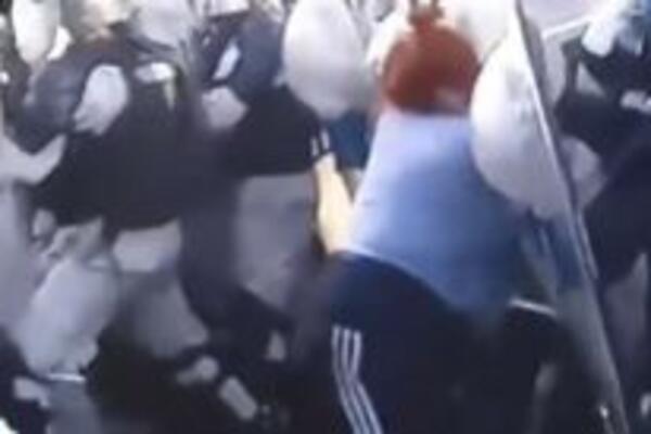 CRVENOKOSA FURIJA JE NAVALILA NA POLICIJU KAO DA SU JOJ SMRTNI NEPRIJATELJI: Ali dobila je ŽESTOK UDARAC! (VIDEO)