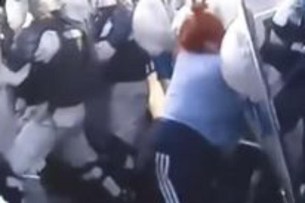 CRVENOKOSA FURIJA JE NAVALILA NA POLICIJU KAO DA SU JOJ SMRTNI NEPRIJATELJI: Ali dobila je ŽESTOK UDARAC! (VIDEO)