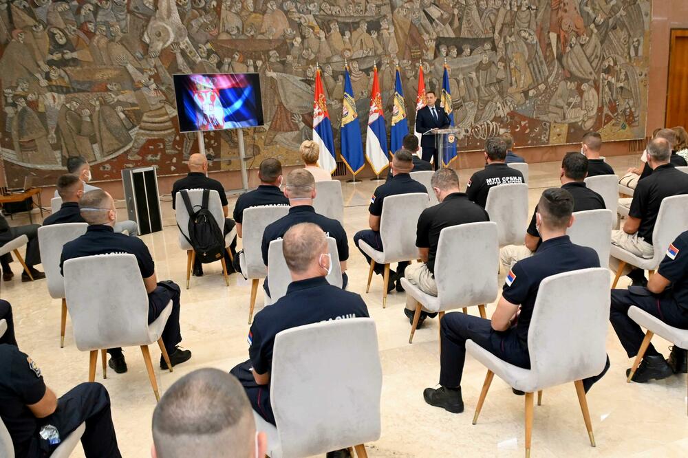 NAGRAĐENI SRPSKI VATROGASCI KOJI SU GASILI POŽAR NA EVIJI! Pogledajte šta je u kutiji, VELIKI znak zahvalnost! FOTO