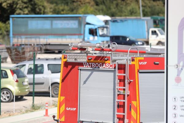 VELIKI POŽAR NA SMEDEREVSKOM PUTU! (FOTO)