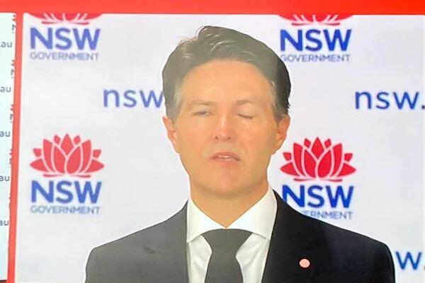 UŽASNE SLIKE NA TV, GLEDAOCI VIDELI DA SE NEŠTO DEŠAVA SA MINISTROM: Otišao kod lekara i otkrili PARALIZU! (VIDEO)