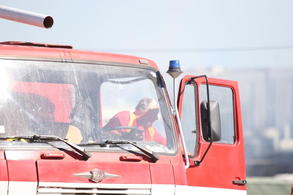 POŽAR U KALUĐERICI: Poginula jedna osoba, na terenu 22 vatrogasca