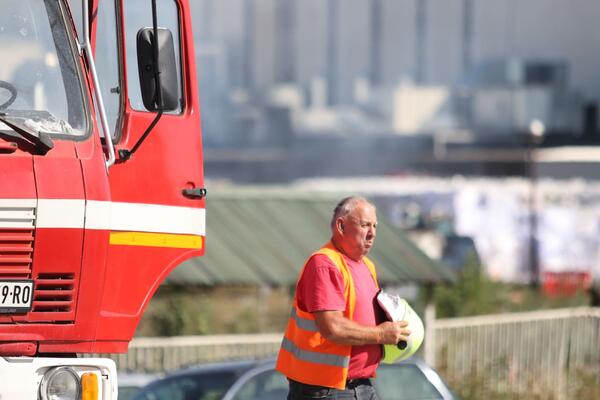 STRAVIČAN PRIZOR U ZEMUNU! Nepoznata osoba visi sa KLIMA UREĐAJA na 5. spratu Doma zdravlja